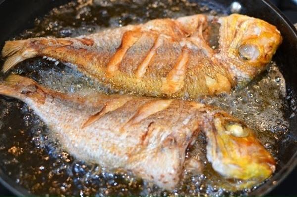 Mẹo đơn giản để rán cá không bị sát chảo và vàng giòn, hấp dẫn