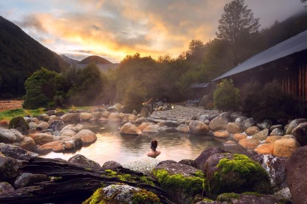 TẮM ONSEN LÀ GÌ? KHÁM PHÁ VĂN HÓA TẮM ONSEN CỦA NGƯỜI NHẬT