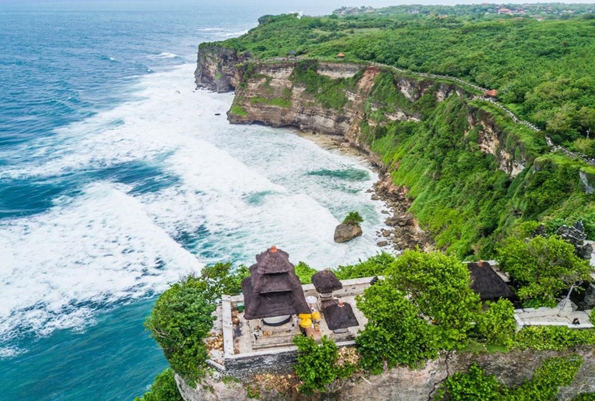 Ghé thăm ngôi đền Uluwatu linh thiêng nằm giữa đất trời Bali