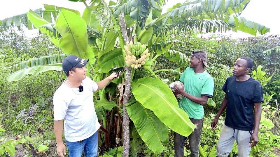 Lẩu gà bò của Việt Nam xuất hiện ở Angola, cô gái châu Phi bất ngờ vì ngon