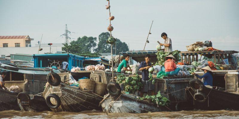 Họp chợ trên sông - hình ảnh mới lạ với du khách khi lần đầu đến chợ nổi Cái Răng.