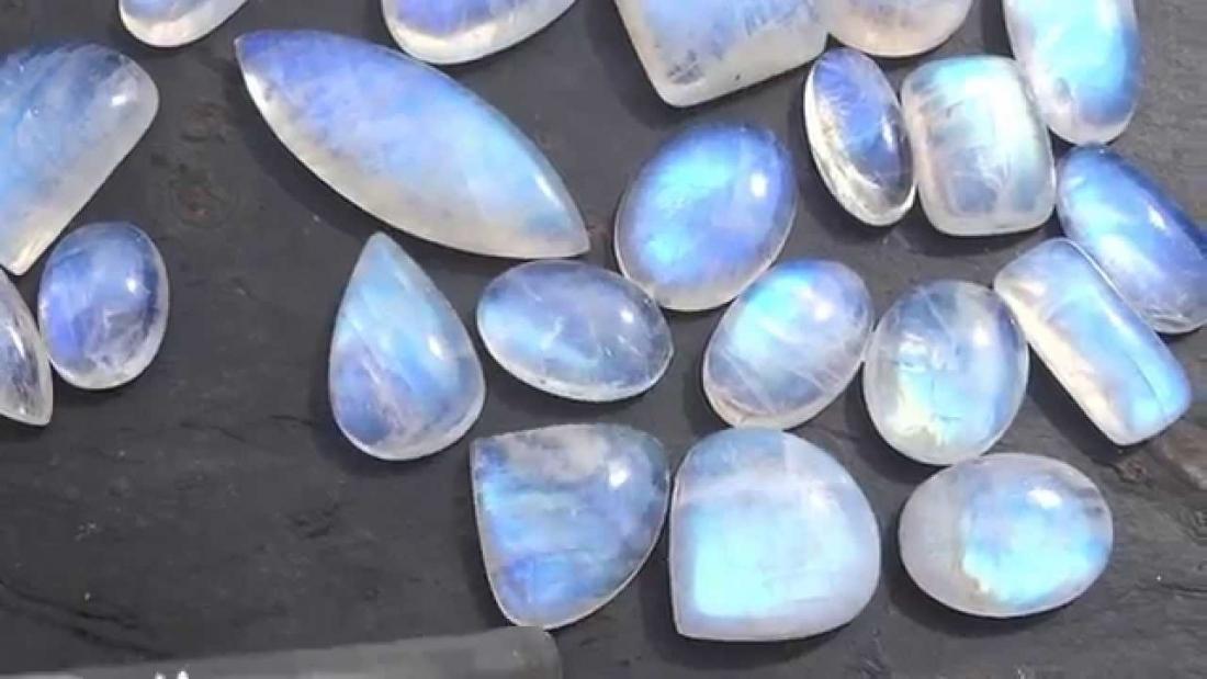 Mệnh hợp và ý nghĩa phong thủy của đá mặt trăng Moonstone trắng