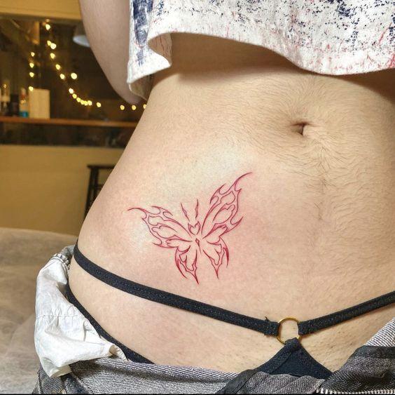 mẫu tattoo hình con bướm nổi bật ở eo nữ