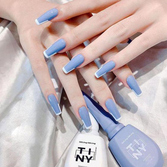 Nail để đi biển màu xanh dương với hoạ tiết đơn giản