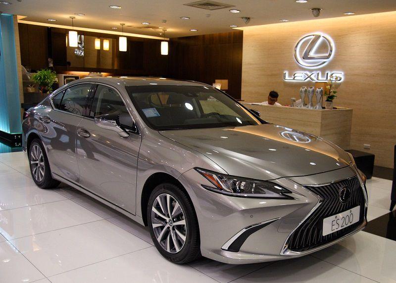 Lexus ES200 lần đầu tiên được giới thiệu vào năm 2015 tại Thượng Hải