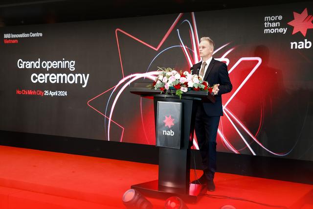 Ông Howard Silby, Tổng giám đốc, NAB Innovation Centre Vietnam phát biểu tại sự kiện